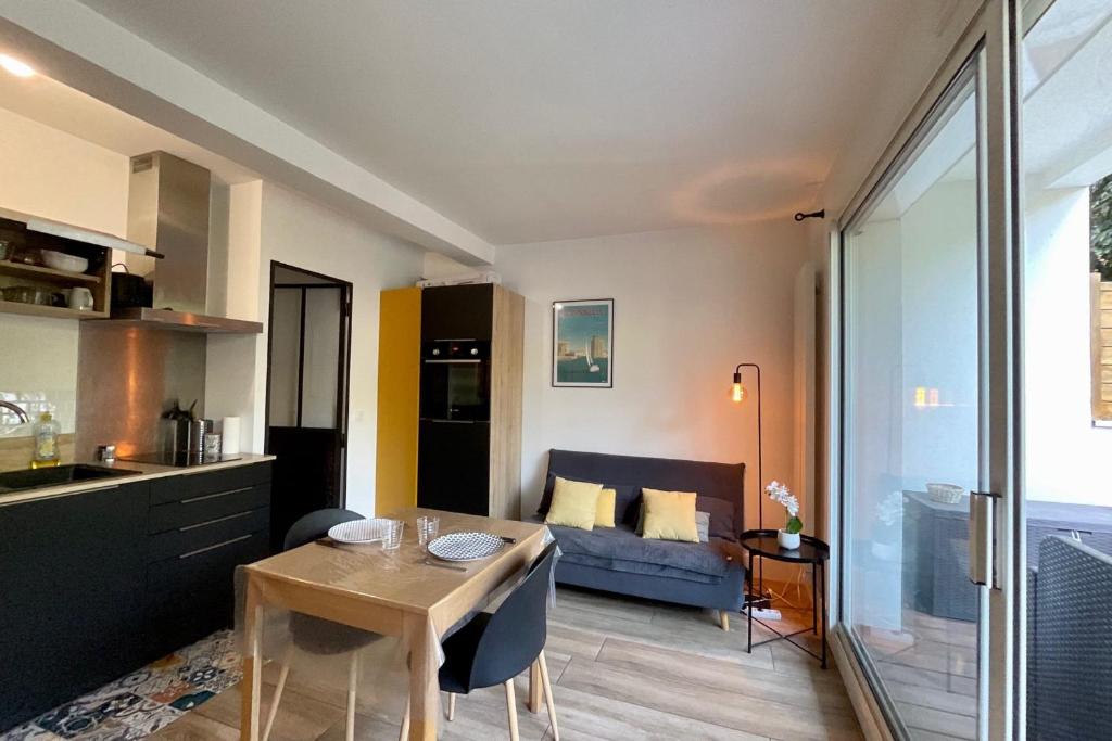 Apartment with warm and refined garden - 3
