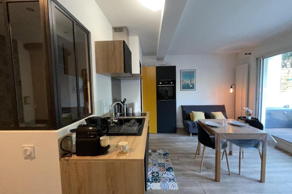 Apartment with warm and refined garden - 5