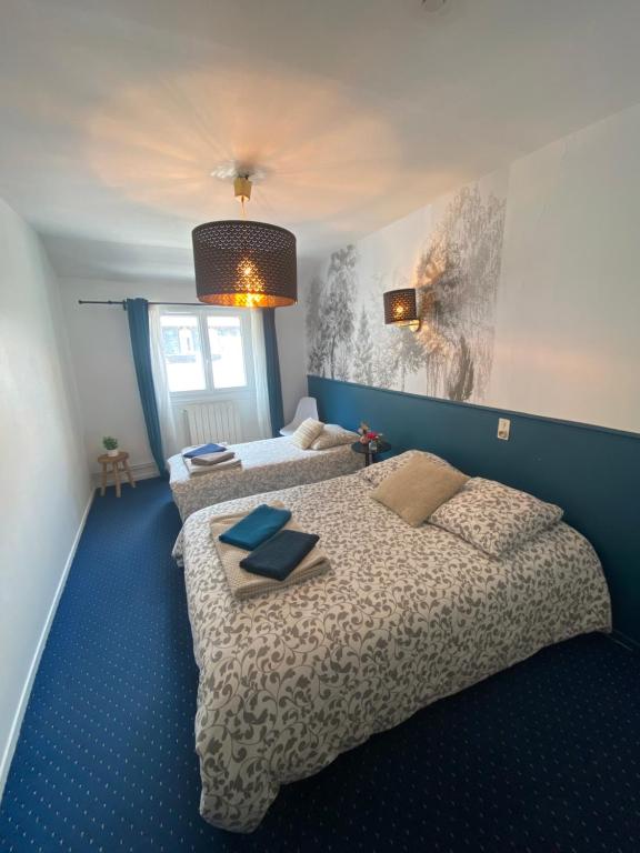 Chambre Triple Vue sur Château de Lourdes - Cuisine Partagée et Salle de Bain Privative - 1