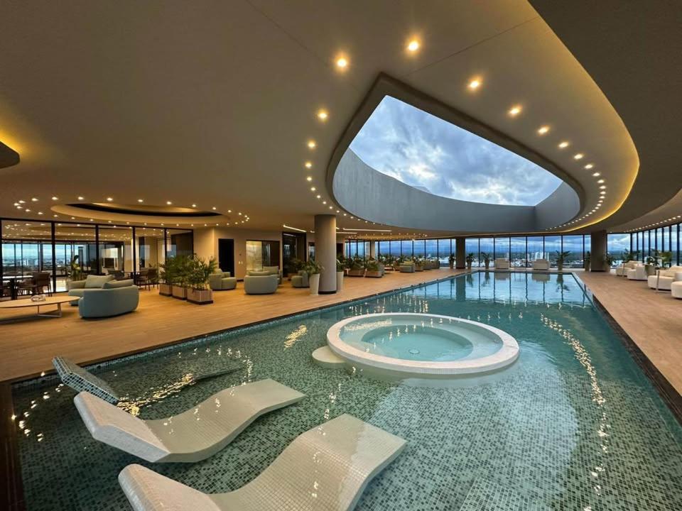 Balcon piso 16 - Escritorio - Piscina - Gym - 2