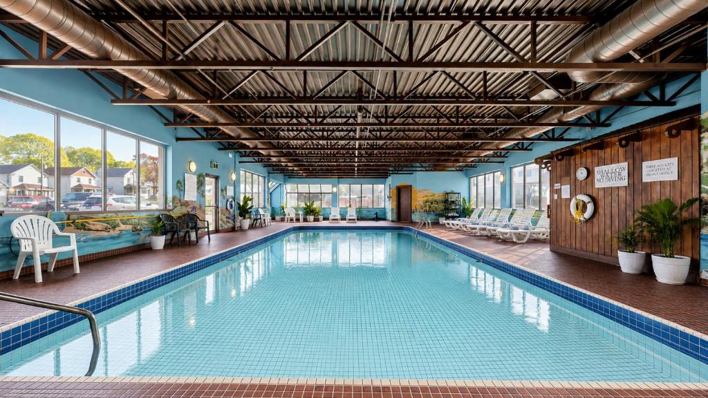 Swimming pool, River Rapids Inn in Niagara Falls (ON)