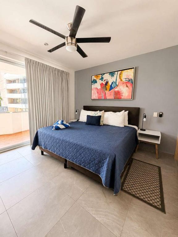 Quiet Pool-View 1BR Near 5th Avenue - 2