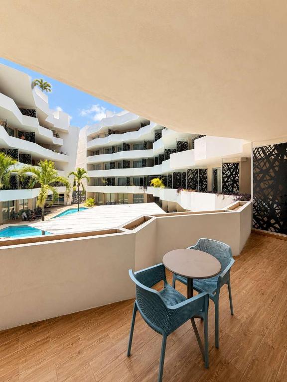 Quiet Pool-View 1BR Near 5th Avenue - 1