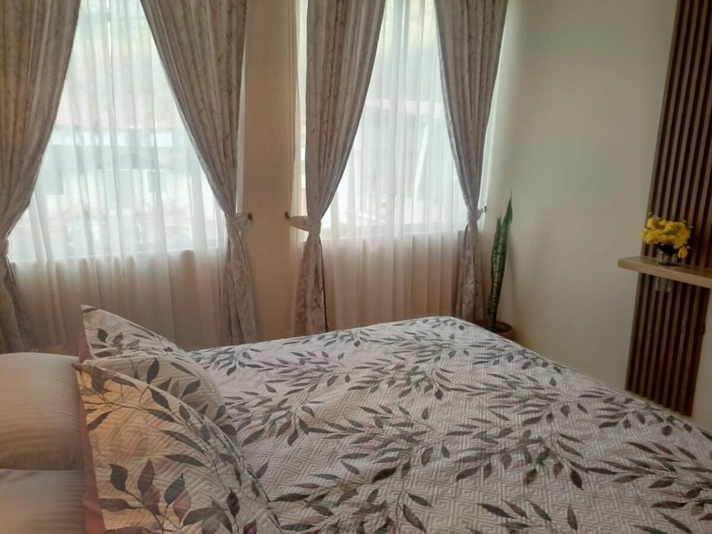 Suite de lujo de 2 habitaciones con vista a las montañas en La Victoria Ibarra - 2