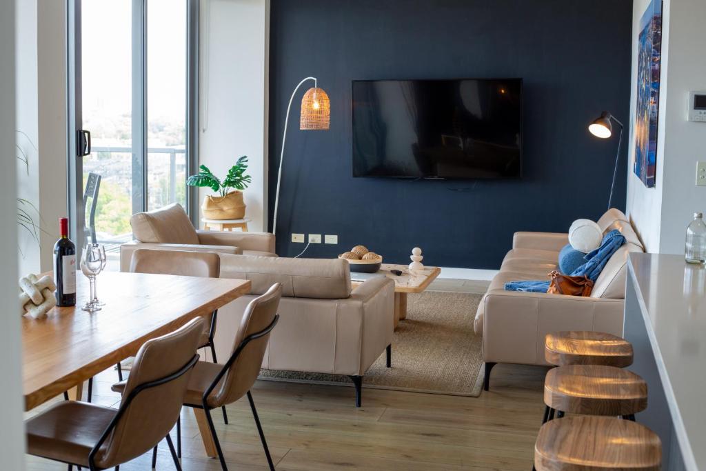 Shared lounge/TV area, ZARA TOWER HOTEL in Sydney