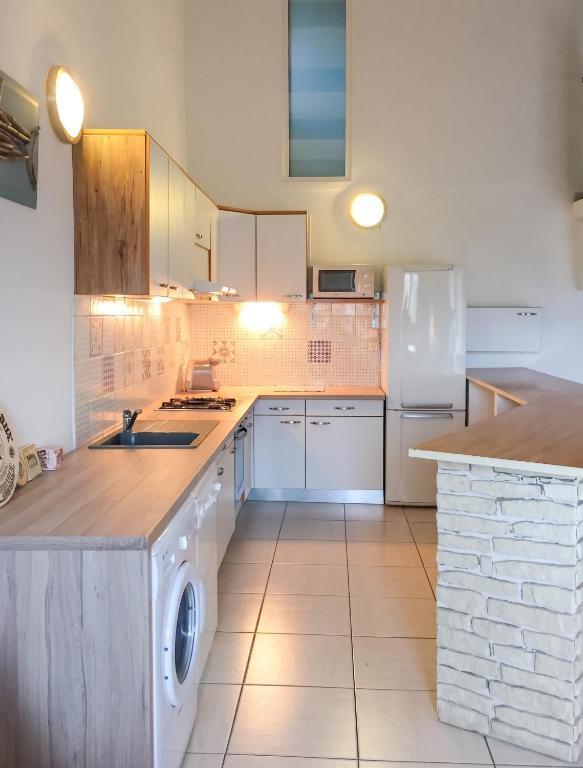 Maison charmante à Agde avec jardin et aire de jeux. - 2