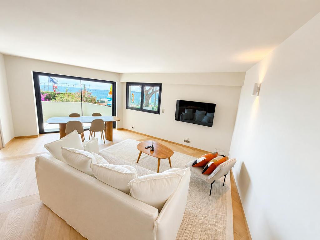 Luxurious 2BR - Sea View - Palm Beach - 1