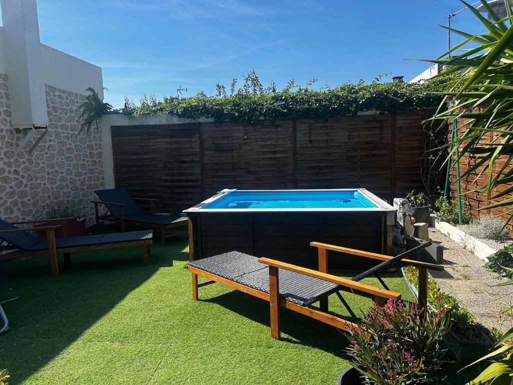 Pleasant house with garden and pool - 1