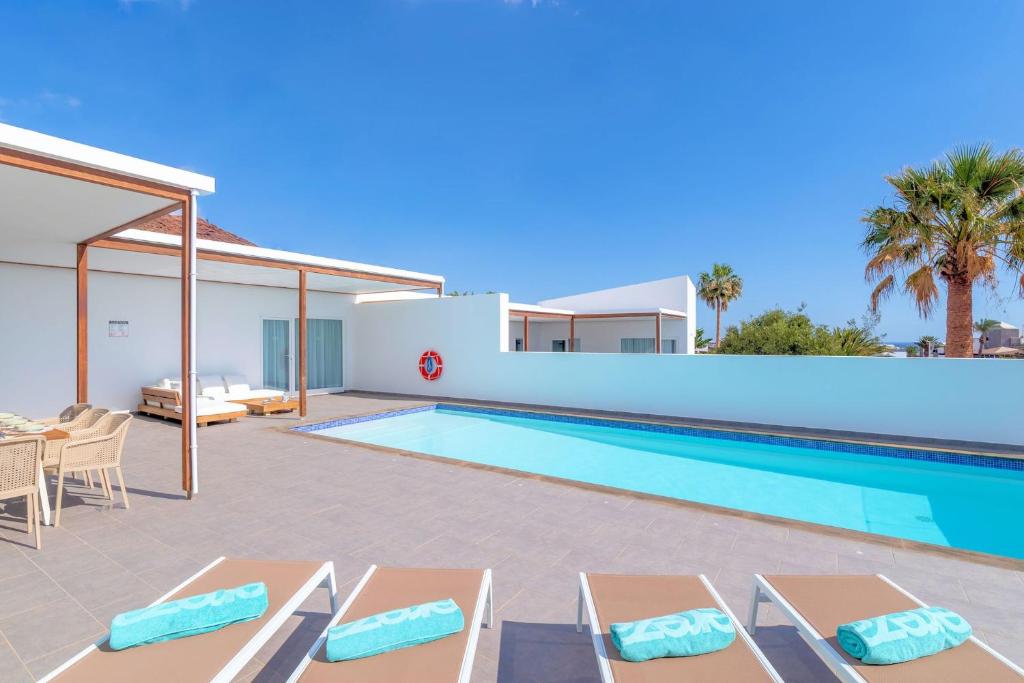 Villa Maravento Playa Blanca Heated Pool Family Luxury Retreat - 2