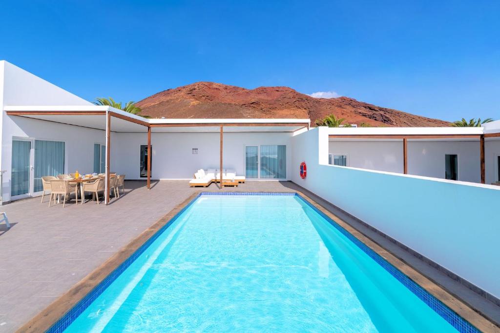 Villa Maravento Playa Blanca Heated Pool Family Luxury Retreat - 4