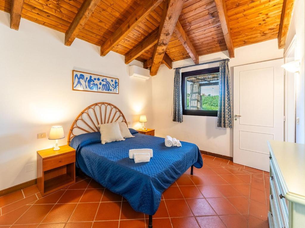 Spacious accommodation with lovely pool - 4