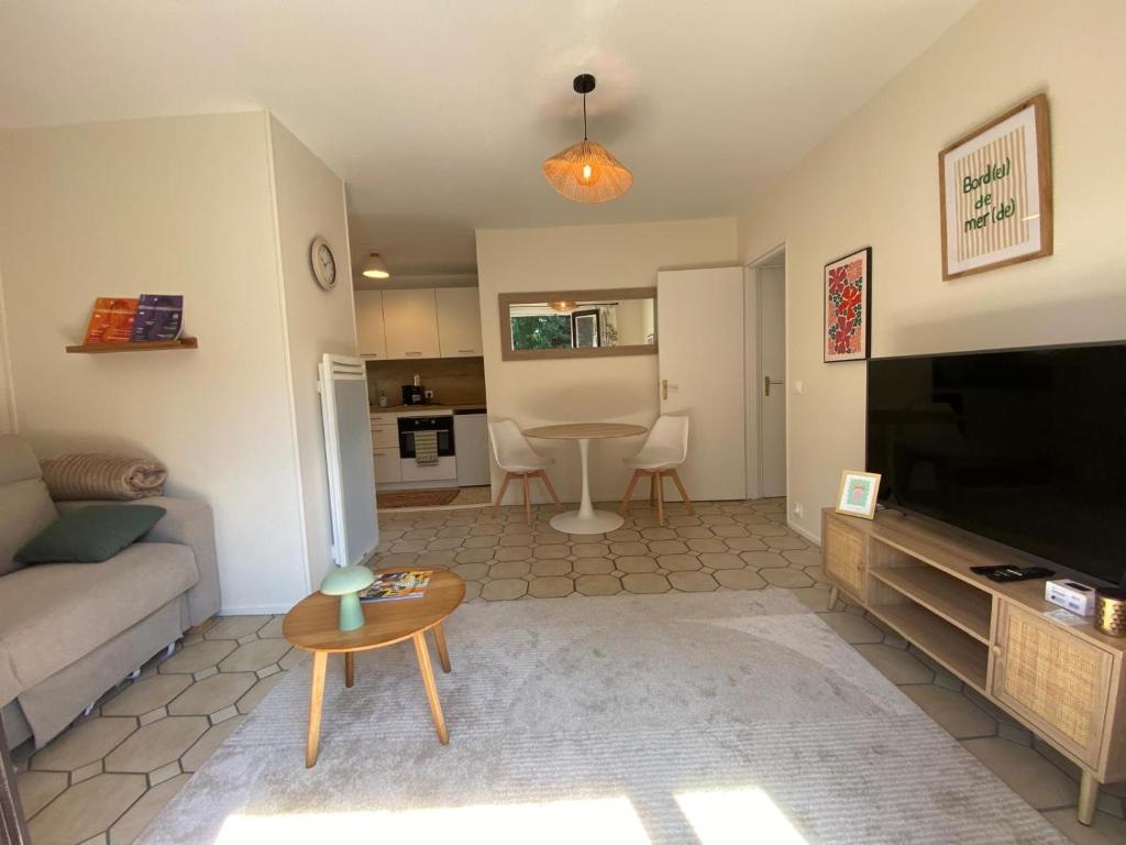 Charming apartment with tennis court and pool - 5