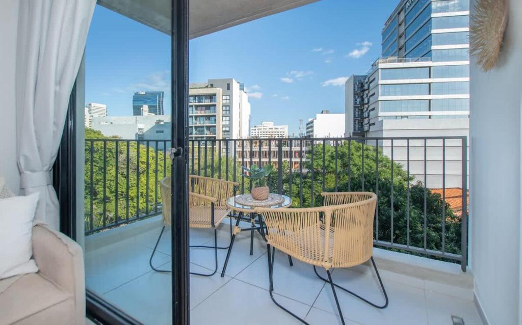 Chic Designer Flat Overlooking the City - 2