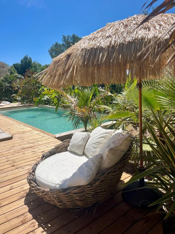 Sea-view villa with pool - 2