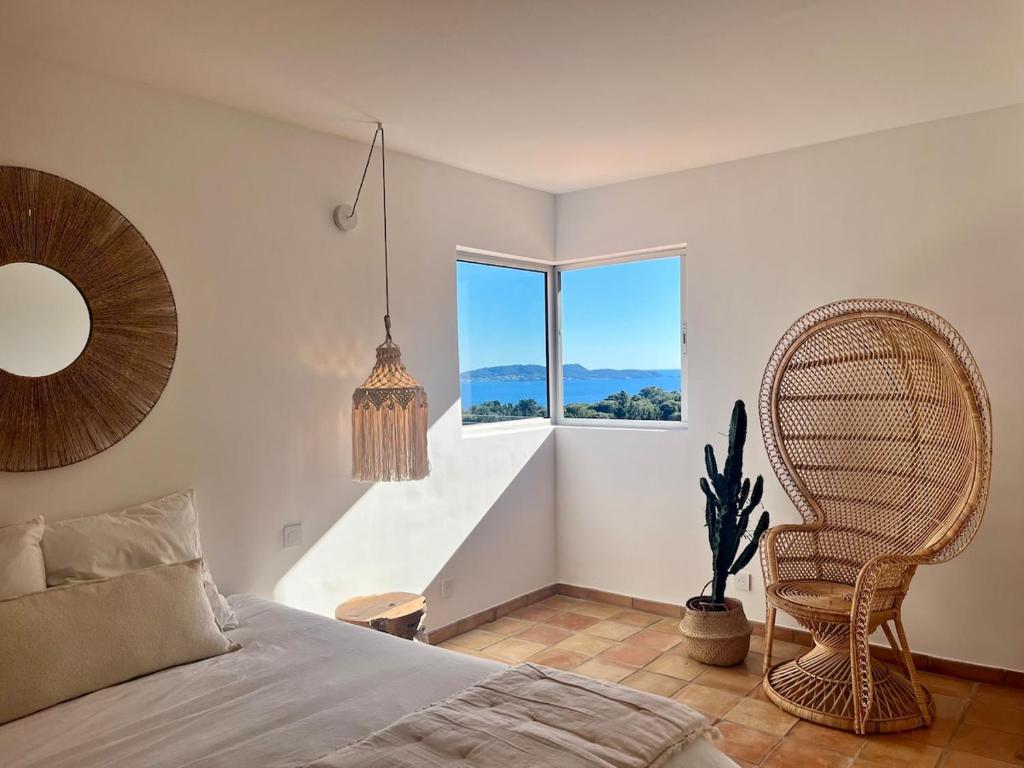 Sea-view villa with pool - 5