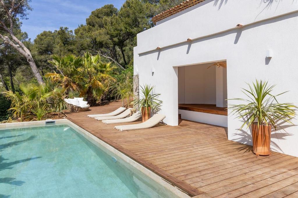 Sea-view villa with pool - 1