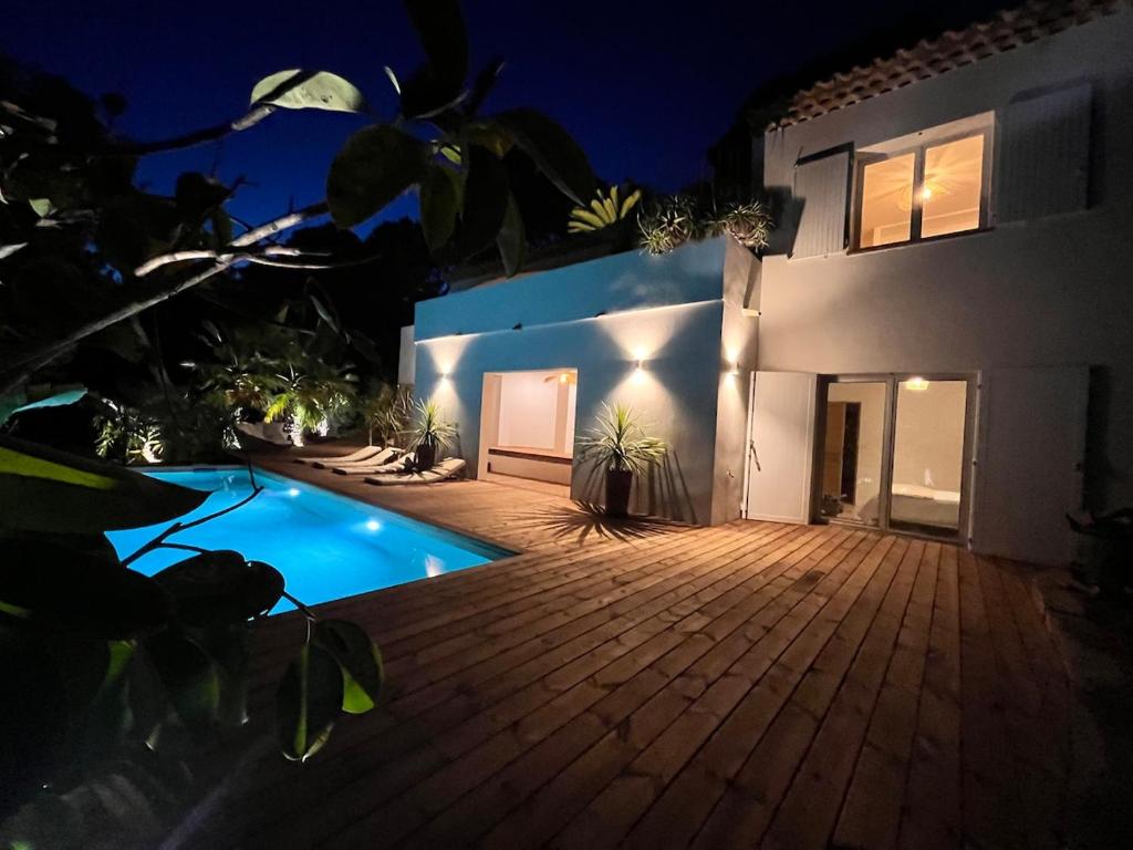 Sea-view villa with pool - 4
