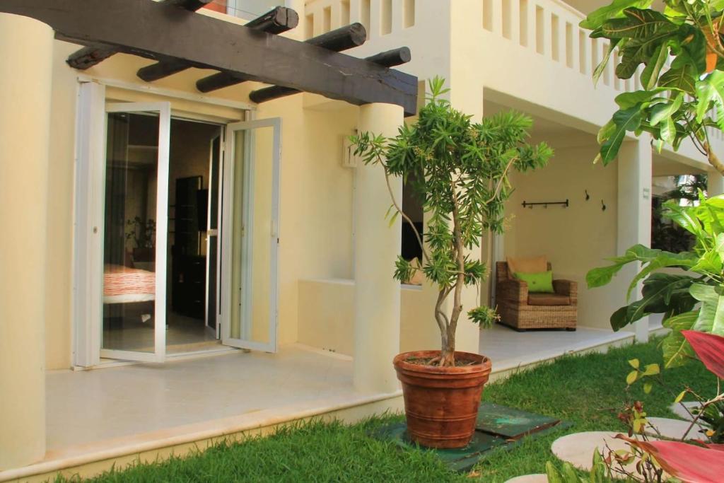 Ground floor Condo, Steps from Coco Beach and 5th Av - 2