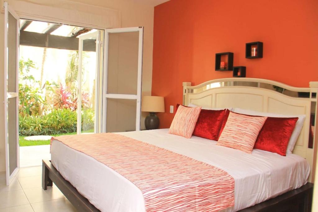 Ground floor Condo, Steps from Coco Beach and 5th Av - 3