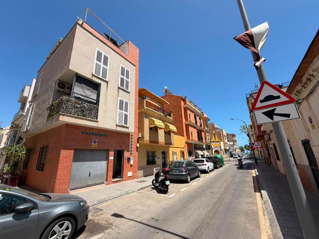 Casa Adosada con Terraza, Solárium y Vistas al Mar - 2