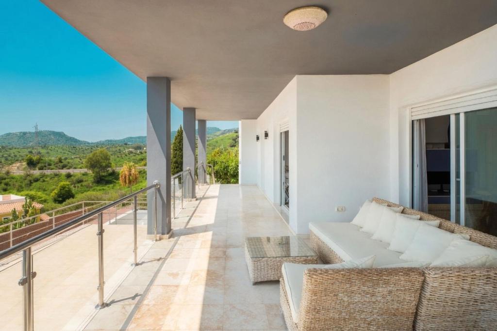 Exclusive Malaga Villa with Sea Views and Rooftop Terrace - 5