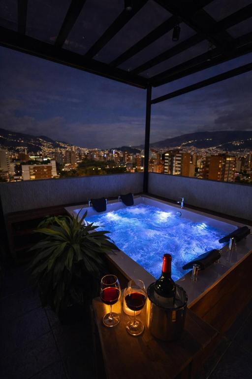 Luxury PH Whirlpool Tub AC Fast WiFi - 1