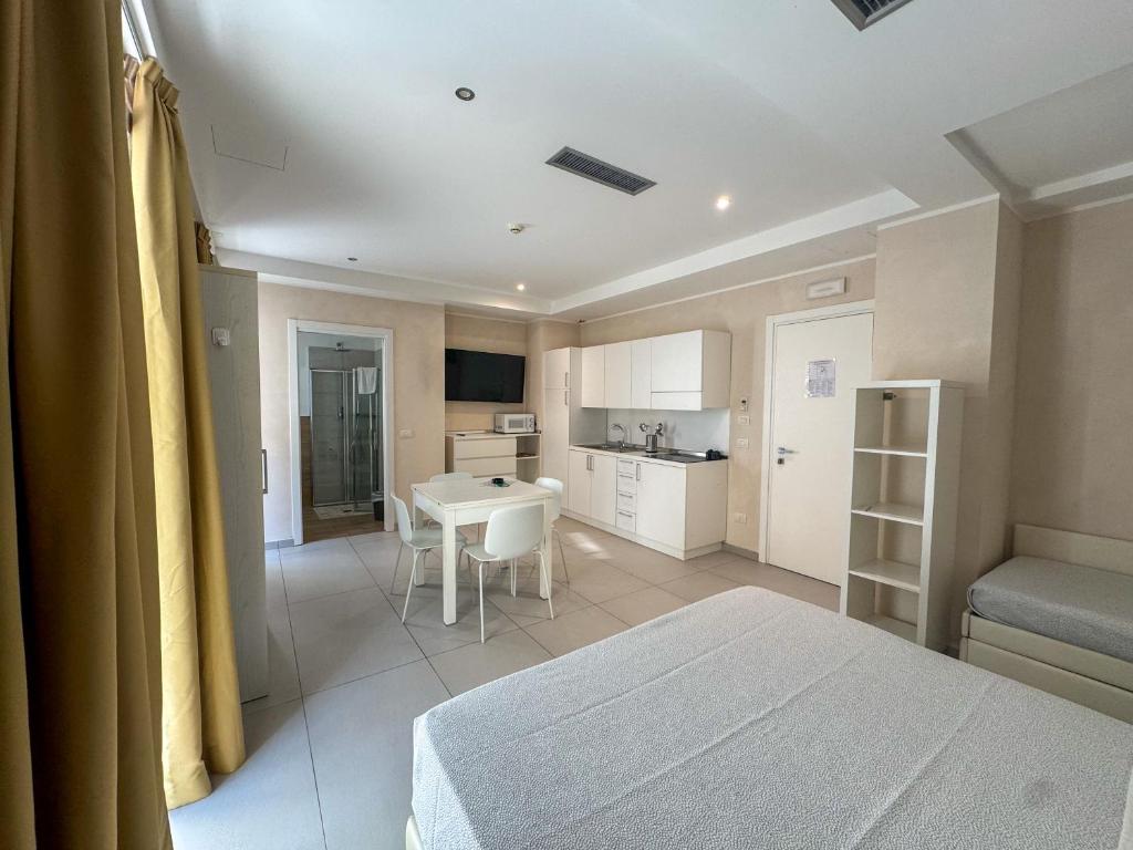 White Suite & Apartments - 5