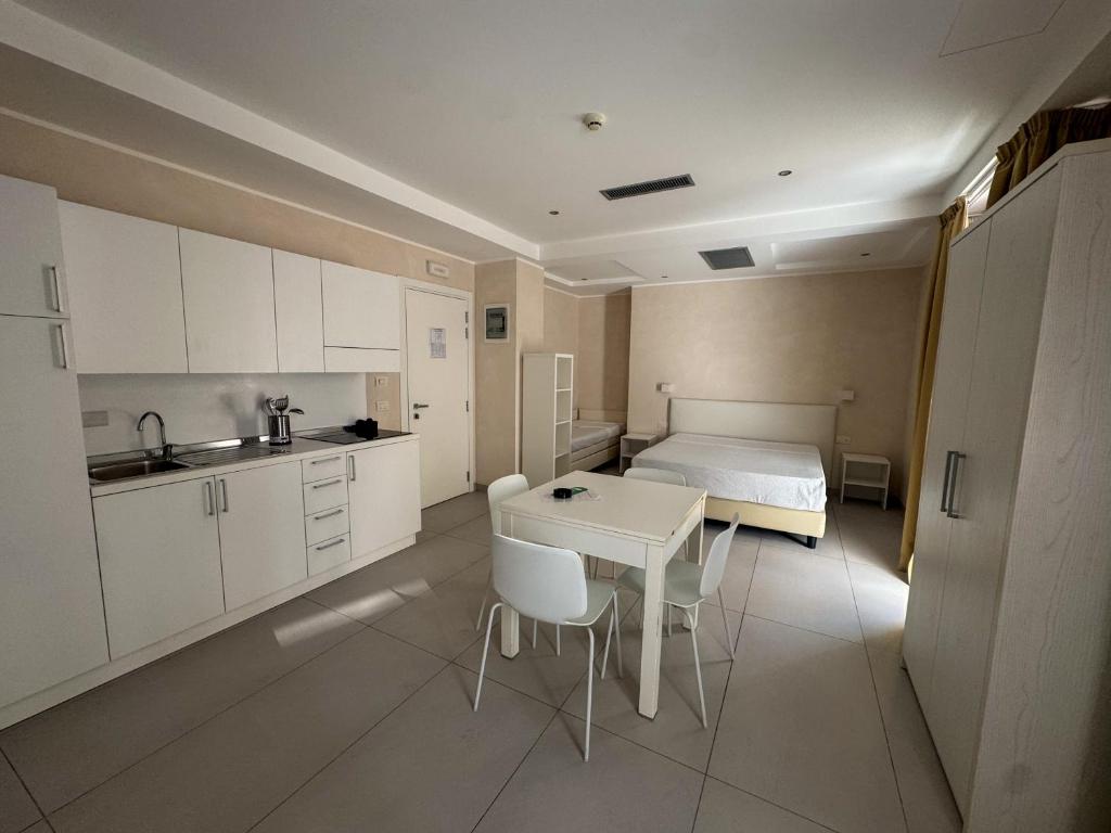 White Suite & Apartments - 3