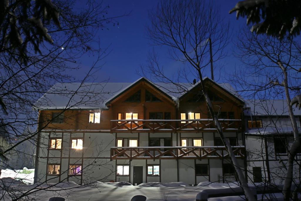 Cheremosh — Hotel in Yablunytsya