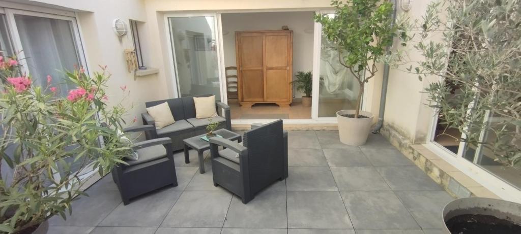 Modern townhouse with garden and patio - 2