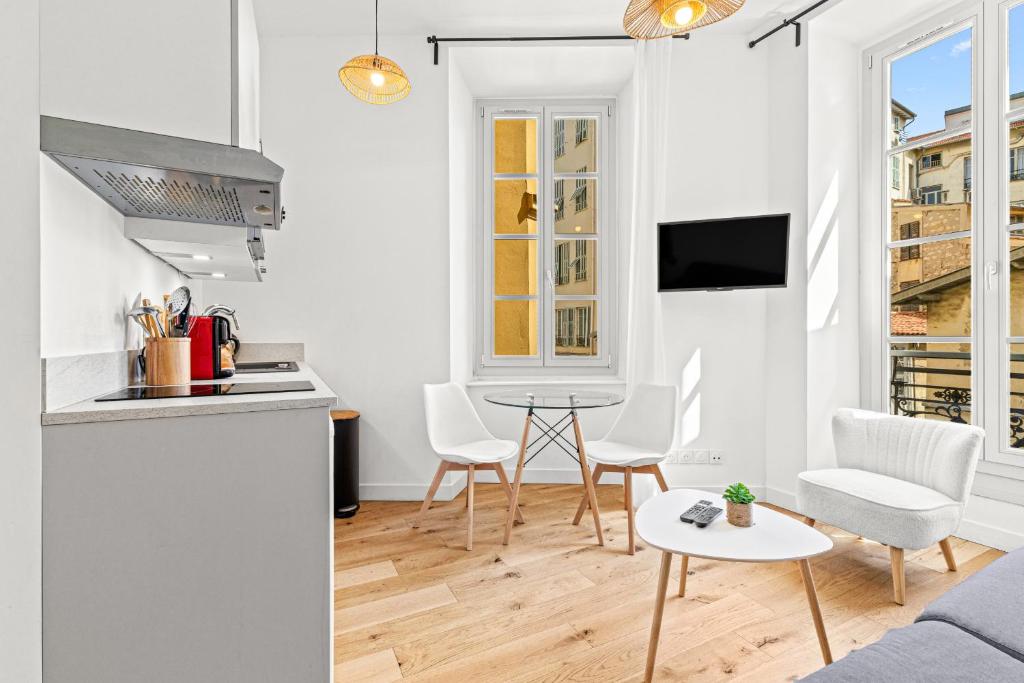 Charming City Center Studio 302 - 5