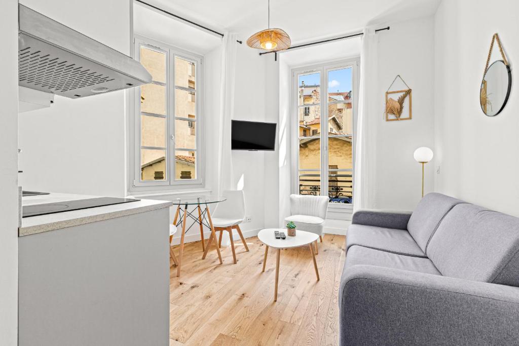 Charming City Center Studio 302 - 4