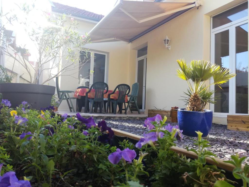 Modern townhouse with garden and patio - 1