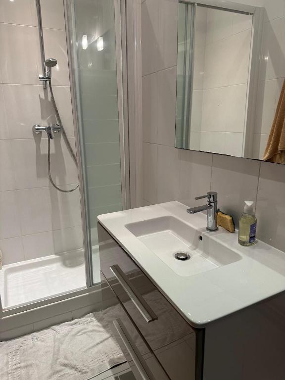 2 pièces bien placé pour visiter Paris - 5