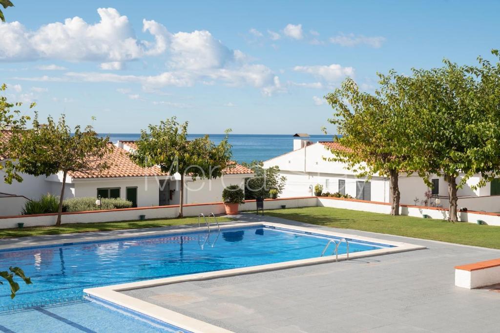 Beautiful studio with pool & sea views - 2