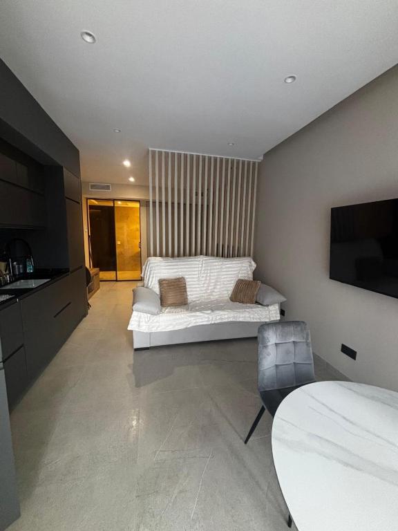 Moja Laguna-Beachside Apartment - 4