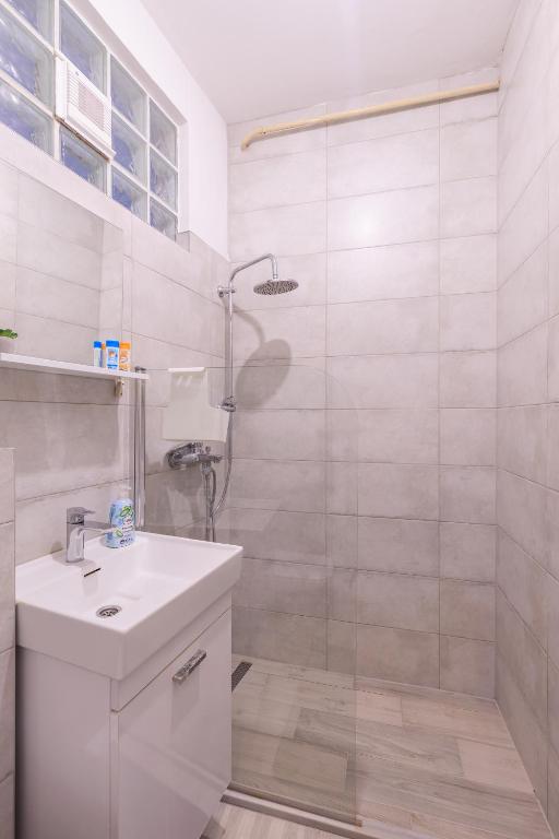 Central & Fully equipped apartment with Free parking - 4