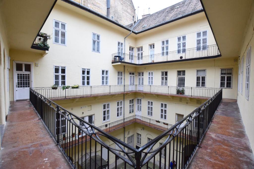 Standard Apartment by Hi5 - Chainbridge photo