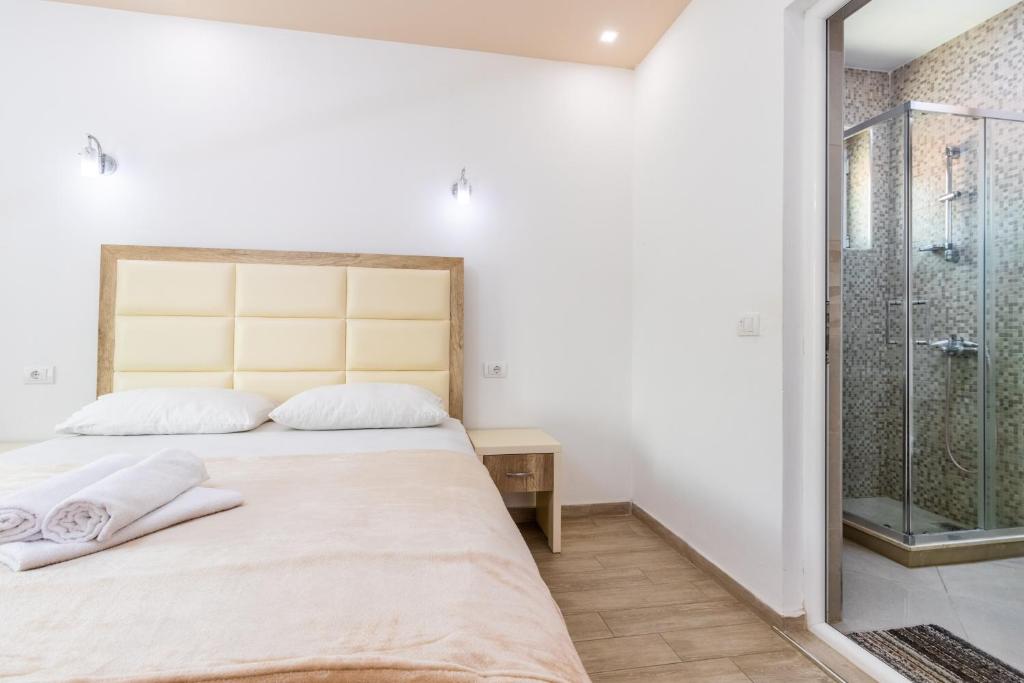 Golden House Apartments - 4