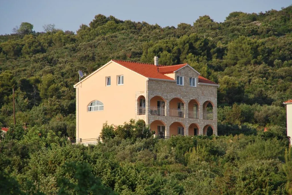 Villa Lunaris, hotel in Maslinica