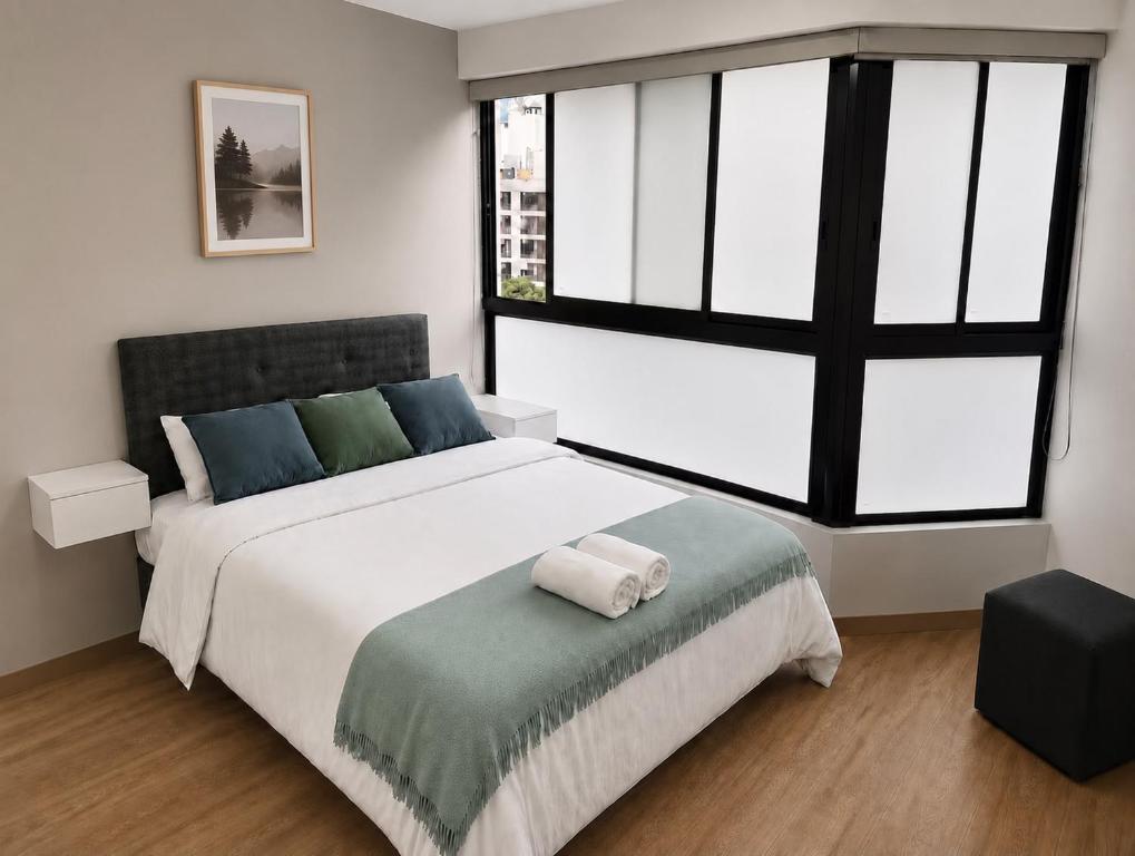 Modern Miraflores 2BR Flat Park View Balcony King Bed - 3