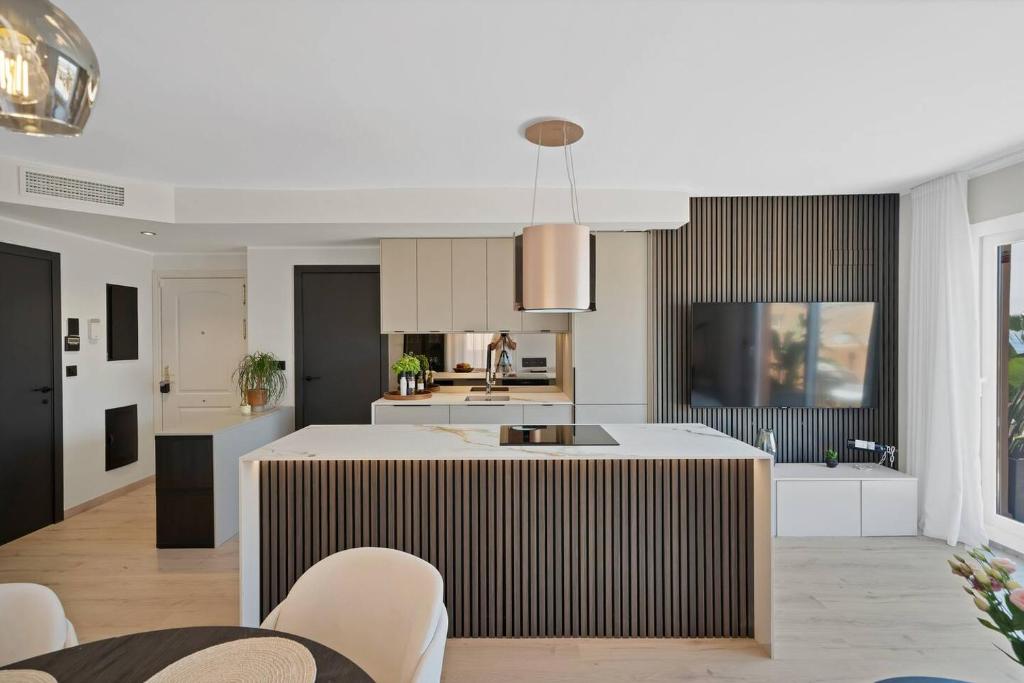 Serene Sea View Penthouse 4 Terraces & Sea Views - 2