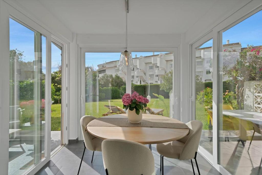 Calahonda Townhouse Pool, Glass Dining & Lawn - 2