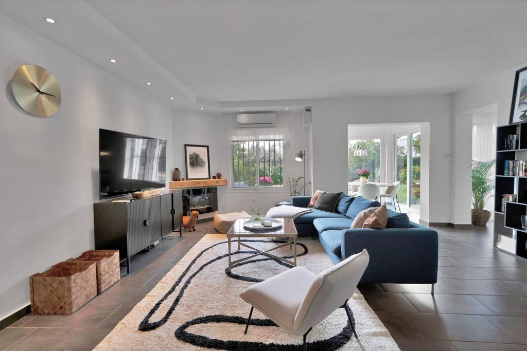 Calahonda Townhouse Pool, Glass Dining & Lawn - 1