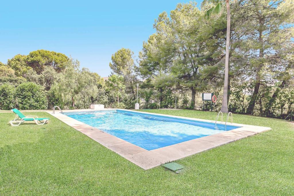 Calahonda Townhouse Pool, Glass Dining & Lawn - 4