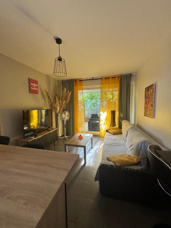 Agréable T2 traversant RDC avec terrasse - balcon - Parking 2 places - Clim portative - 3