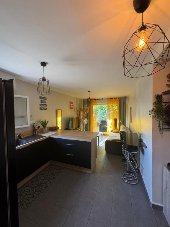Agréable T2 traversant RDC avec terrasse - balcon - Parking 2 places - Clim portative - 2