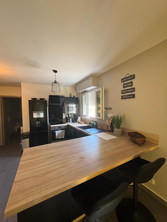 Agréable T2 traversant RDC avec terrasse - balcon - Parking 2 places - Clim portative - 5