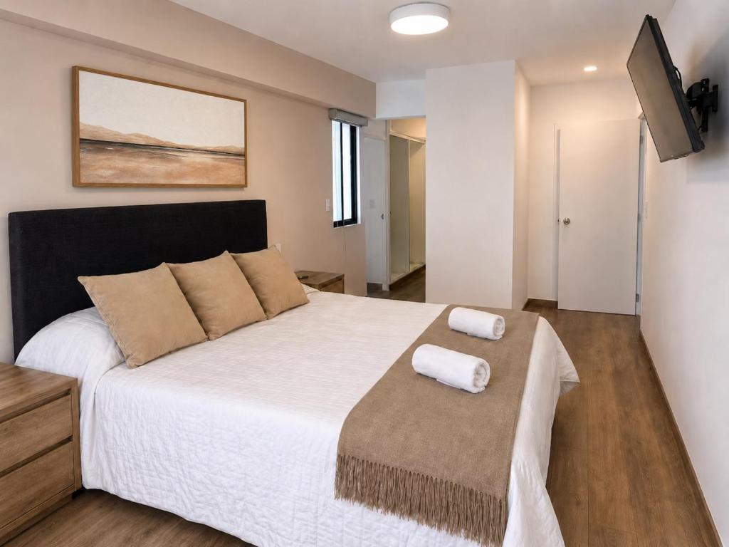 Modern Miraflores 2BR Flat Park View Balcony King Bed - 2