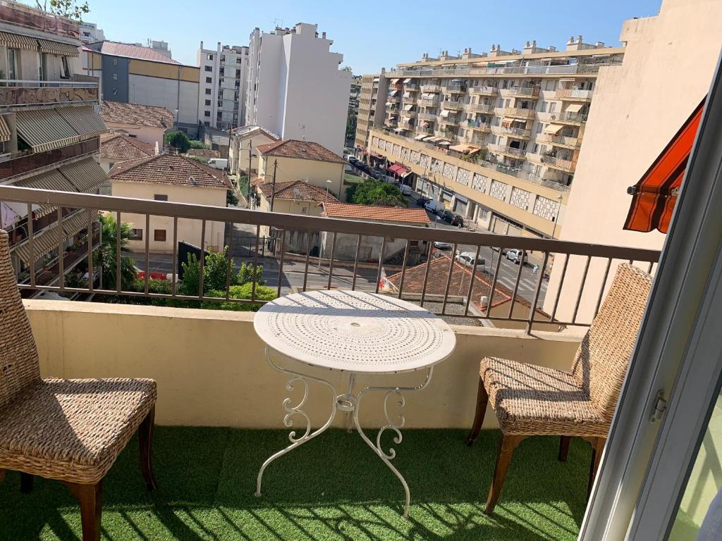 Superbe appartement 3 chambres 1 salon cosy et 2 grandes terrasses Moderne Tram à 2 min 6 personnes - 2